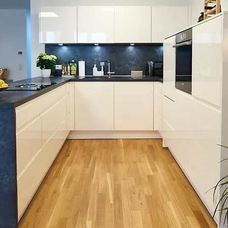 110qm Nahe Stuttgart Mit Balkon & Garage アパート
